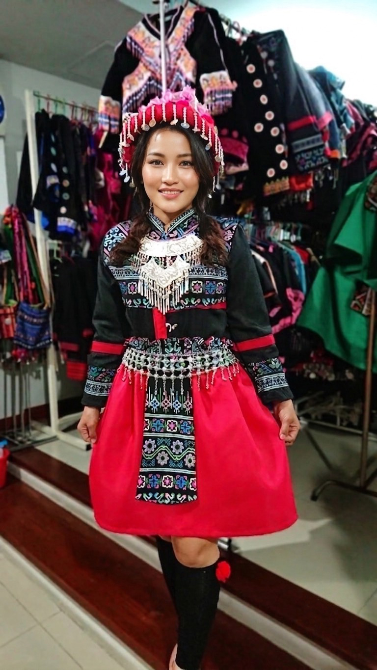 ชุดชาวเขาหญิงกระโปรงแดง